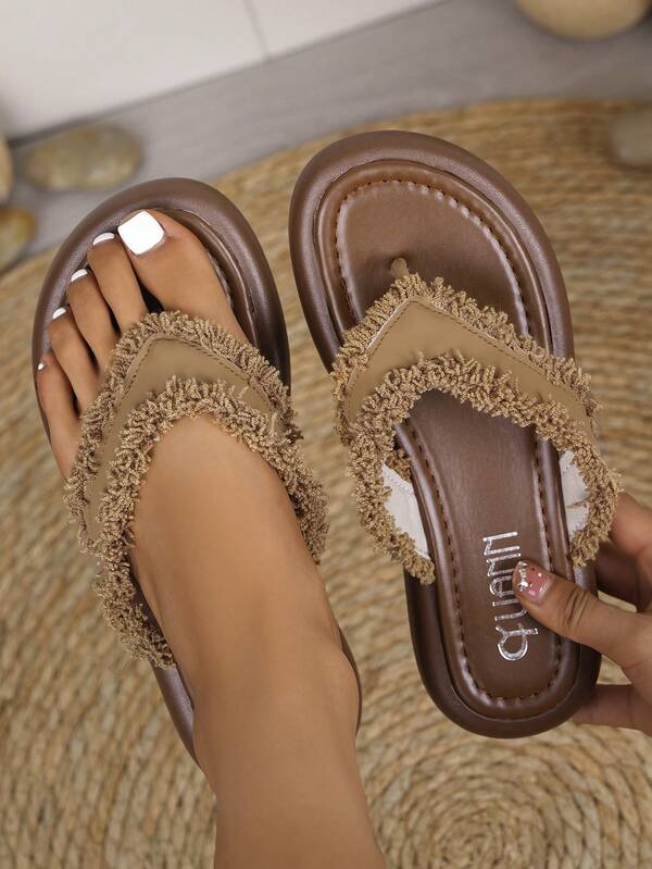 Damen Sommer Flach-Einteiler Pantoffeln - Offene Sandalen aus weichem PU-Material und Stoff mit Quasten-Dekorationen. Verziert mit Spitzenbesatz und dekorativen Akzenten, perfekt kombiniert mit einer Gummisohle. Geeignet für Urlaub, Outdoor-Aktivitäten, Hausschuhe, Cocktailpartys und tägliche Outdoor-Anlässe. Braune, strandstil-offene Sandalen.