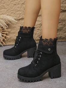 Ein Paar klassische, modische Damenstiefel