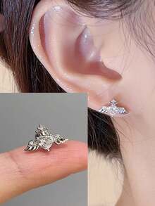 1 Stück hypoallergenes Titan-Stahl Ohrknorpel Piercing mit funkelnden Zirkonia Engelflügeln, barockes Design, geeignet für Ohrdurchbohrung