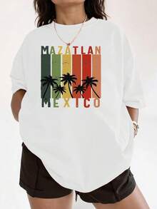 Camiseta con estampado tropical para mujer. Esta camiseta con estampado de palmeras de Mazatlán, México, tiene un corte holgado y es perfecta para las vacaciones de verano. Su suave mezcla de algodón presenta un diseño elegante, perfecto para un look casual. Talla extragrande. - Blanco - Ver 1