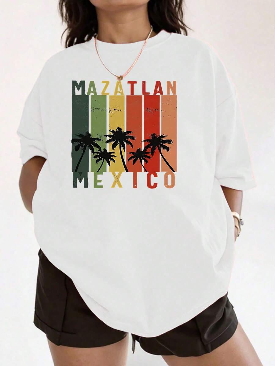 Camiseta con estampado tropical para mujer. Esta camiseta con estampado de palmeras de Mazatlán, México, tiene un corte holgado y es perfecta para las vacaciones de verano. Su suave mezcla de algodón presenta un diseño elegante, perfecto para un look casual. Talla extragrande. - Blanco - Ver 1