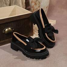 Mocassins de Salto Médio com Solado Grosso, Laço de Couro Envernizado, Estilo Celebridade, Lançamento 2025