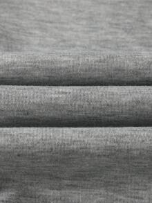 بنطلون رياضي رجالي ذو ساق مستقيمة. هذا البنطلون الرياضي الرمادي الكلاسيكي للرجال يتميز بخطوط جانبية متناوبة سميكة وخفيفة، مما يجمع بين التنوع والأناقة. أفضل اختيارات الهدايا للأزواج/الأصدقاء الذكور هذا الخريف والشتاء.