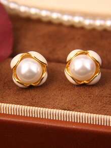 1 par de elegantes pendientes de botón con diseño único de flores esmaltadas en blanco y perlas falsas, adecuados para el uso diario y la moda