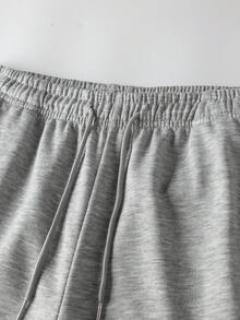 بنطلون رياضي رجالي ذو ساق مستقيمة. هذا البنطلون الرياضي الرمادي الكلاسيكي للرجال يتميز بخطوط جانبية متناوبة سميكة وخفيفة، مما يجمع بين التنوع والأناقة. أفضل اختيارات الهدايا للأزواج/الأصدقاء الذكور هذا الخريف والشتاء.