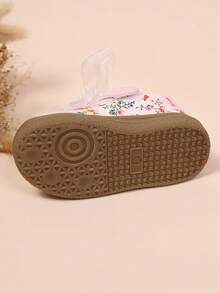 1 Pair Girls' Floral Pattern Lace Decorated Fabric Comfortable Low-Top Sneakers With Ribbon Flat Style, Sweet And Cute Children's Casual Shoes Suitable For Daily Play And Shopping