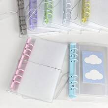 A6尺寸透明便携式活页夹，双按扣设计，美观大方。可用作卡片活页夹、透明贴纸簿、照片收纳袋或相册。也适用于存放计划簿、笔记本、贴纸簿和办公用品。 - 彩色 - 查看 5