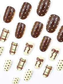 24 juegos de uñas artificiales ovaladas, diseños de lazos de color crema amarillento y café otoño-invierno, lunares, puntos redondos, cuadrícula a cuadros. Uñas artificiales acrílicas para arte de uñas, adecuadas para citas de chicas, uso diario, fiestas, como regalos para novias, etc. Realza tu belleza.