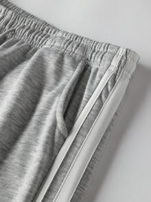 بنطلون رياضي رجالي ذو ساق مستقيمة. هذا البنطلون الرياضي الرمادي الكلاسيكي للرجال يتميز بخطوط جانبية متناوبة سميكة وخفيفة، مما يجمع بين التنوع والأناقة. أفضل اختيارات الهدايا للأزواج/الأصدقاء الذكور هذا الخريف والشتاء.