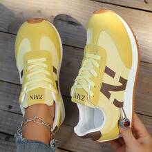 حذاء كانفاس جديد للطالبات والنساء موديل خريف 2025، مرتفع من الداخل، سميك الأرضية، أحذية رياضية كاجوال عتيقة الطراز