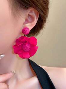 1 par de pendientes largos de flor de fibra de raffia bohemia, diseño hermoso y exquisito, tejido de material de metal y ratán de poliéster, adecuado para que las mujeres lo usen, también se puede elegir como regalo, adecuado para viajes de verano y otoño, vacaciones en la playa, fiestas, bailes, etc.