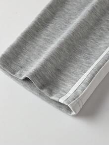 بنطلون رياضي رجالي ذو ساق مستقيمة. هذا البنطلون الرياضي الرمادي الكلاسيكي للرجال يتميز بخطوط جانبية متناوبة سميكة وخفيفة، مما يجمع بين التنوع والأناقة. أفضل اختيارات الهدايا للأزواج/الأصدقاء الذكور هذا الخريف والشتاء.