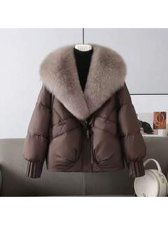 Elegancka kurtka puchowa damska, czarna tkanina, długi rękaw, regularny dół, kołnierz typu wodospad ze sztucznego futra i kieszenie, ocieplana kurtka zimowa