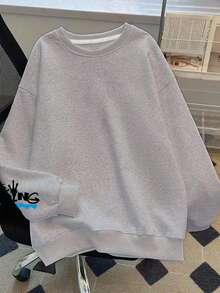 这款青少年男童长袖圆领卫衣饰有滑板图案，舒适、时尚、百搭。非常适合春秋季穿着，适合上学、购物、街头穿搭和度假。 - 深灰色 - 查看 3