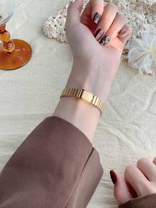 ساعة يد نسائية ذات سوار من البامبو بلون ذهبي عصري، ساعة فاخرة بتصميم بسيط وأنيق، ساعة كوارتز خفيفة الوزن مناسبة للارتداء اليومي، هدية مثالية لأعياد الميلاد والحفلات والمناسبات العائلية، وهدية مثالية لنفسك أو لأصدقائك - الذهبي - مشاهدة 6