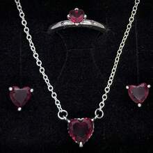 3 件原创最新心形多色三件套首饰套装，一对银耳环、一枚银戒指和一条银项链，采用防过敏材料精制而成，饰有耀眼的全切割水钻和热情的红色心形元素，具有简约而优雅的心形水钻装饰，非常适合周年纪念、送礼、节日派对和日常佩戴 - 理想的爱情信物限量版