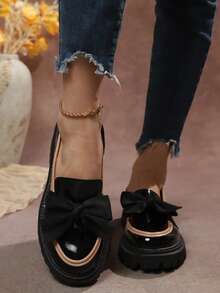 Mocassins de Salto Médio com Solado Grosso, Laço de Couro Envernizado, Estilo Celebridade, Lançamento 2025