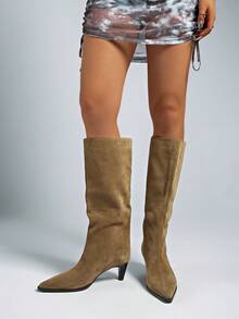 2025秋冬新款棕色绒面革细跟高筒靴，百搭细跟