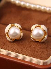 1 par de elegantes pendientes de botón con diseño único de flores esmaltadas en blanco y perlas falsas, adecuados para el uso diario y la moda