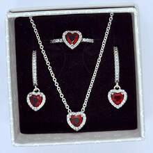 3 件原创最新心形多色三件套首饰套装，一对银耳环、一枚银戒指和一条银项链，采用防过敏材料精制而成，饰有耀眼的全切割水钻和热情的红色心形元素，具有简约而优雅的心形水钻装饰，非常适合周年纪念、送礼、节日派对和日常佩戴 - 理想的爱情信物限量版