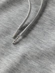 بنطلون رياضي رجالي ذو ساق مستقيمة. هذا البنطلون الرياضي الرمادي الكلاسيكي للرجال يتميز بخطوط جانبية متناوبة سميكة وخفيفة، مما يجمع بين التنوع والأناقة. أفضل اختيارات الهدايا للأزواج/الأصدقاء الذكور هذا الخريف والشتاء.