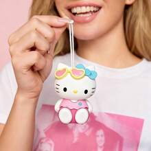 Sanrio 1 szt. brelok SANRIO do Hello Kitty – wisząca ozdoba z filtrem UV, zmieniająca kolor, ABS i poliester, uroczy motyw kreskówkowy, idealny na kluczyki samochodowe, plecaki, dla przyjaciół i rodziny (urodziny, ukończenie szkoły), akcesoria do Hello Kitty, brelok, zabawny dodatek, wysokiej jakości rzemiosło, pomysły na świąteczne prezenty, smycze do toreb z uchwytem na identyfikator, akcesoria samochodowe, zawieszki do toreb