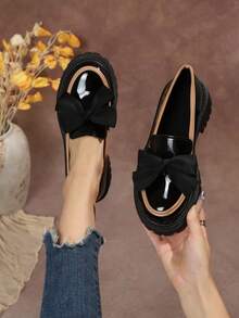 Mocassins de Salto Médio com Solado Grosso, Laço de Couro Envernizado, Estilo Celebridade, Lançamento 2025