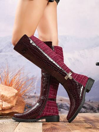 Dammode med krokodilpräglad overknee-stövlar, ridstövlar med grov klack för höst/vinter, nya färgblocksstövlar med hög skaft och metallspänne, vinröd dragkedja i sidan, rund tå/rak skaft, stövlar med grov klack för vardag/semester/västerländsk stil, bekväma vinterstövlar