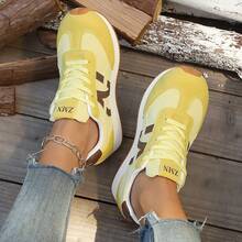 حذاء كانفاس جديد للطالبات والنساء موديل خريف 2025، مرتفع من الداخل، سميك الأرضية، أحذية رياضية كاجوال عتيقة الطراز