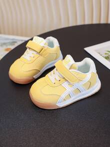1双婴儿平底鞋，采用钩环设计，易于穿着，适合秋冬季 - 黑色和黃色 - 查看 2