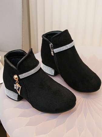 1双女童优雅水钻吊坠装饰仿麂皮防滑圆头侧拉链中跟踝靴，适合舞台表演和搭配