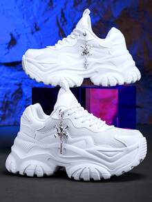 Scarpe sportive casual da donna con tacco alto 7cm, stile gotico con decorazioni in metallo argento a forma di croce e teschio, suola in EVA per uso all'aperto in tutte le stagioni, leggere e ammortizzanti, antiscivolo, bianche, in in rete traspirante e ad asciugatura rapida, con lacci, punta tonda, adatte per studenti, adolescenti, uso quotidiano, appuntamenti, allenamento, ufficio, stile punk