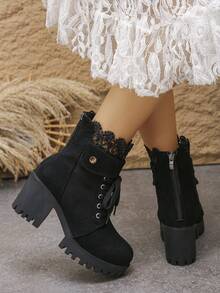 Ein Paar klassische, modische Damenstiefel