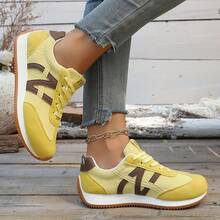 حذاء كانفاس جديد للطالبات والنساء موديل خريف 2025، مرتفع من الداخل، سميك الأرضية، أحذية رياضية كاجوال عتيقة الطراز