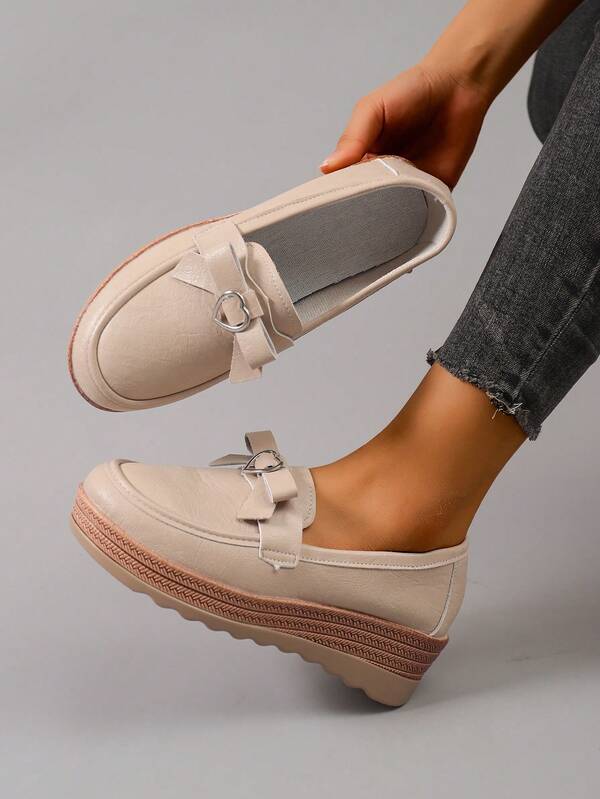 Nuove scarpe da donna con zeppa in stile college personalizzato, con fiocco e decorazione a cuore, stile retrò casual, adatte per l'uso quotidiano, colore beige, tacco a zeppa