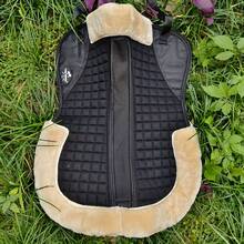 TGW RIDING 1pc Horse Half Saddle Pad, A Pressure-Reducing Faux Fur Padding With An Attractive Faux Fur Trim Protruding At The Back Of The Saddle