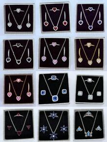 3 件原创最新心形多色三件套首饰套装，一对银耳环、一枚银戒指和一条银项链，采用防过敏材料精制而成，饰有耀眼的全切割水钻和热情的红色心形元素，具有简约而优雅的心形水钻装饰，非常适合周年纪念、送礼、节日派对和日常佩戴 - 理想的爱情信物限量版