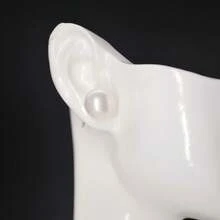 These Elegant Pearl Earrings, Designed For Women, Showcase Button-Shaped Pearls And Make An Ideal Gift For Girls. Suitable For All Seasons, They Add A Touch Of Timeless Elegance To Any Outfit.