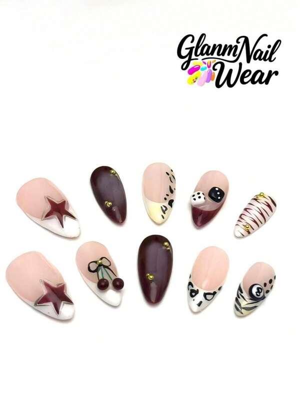 10 أظافر مصنوعة يدويًا بشكل لوز للضغط عليها. تتميز بتنوع غني من العناصر ، بما في ذلك أنماط مثل النجوم والكرز والنرد وكرات البلياردو ، مع الوردي الناعم والأحمر كالألوان الرئيسية. يحتوي كل مجموعة على 10 قطع فن الأظافر ، مع ثلاثة أحجام متاحة للاختيار ، كما يتم تضمين مجموعة من الأدوات. إنها خيار مثالي للنساء والفتيات!