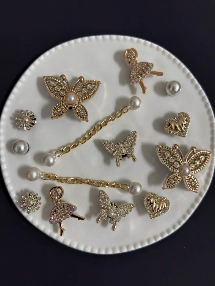 14 piezas Conjunto de accesorios de zuecos de madera (Mariposa grande de perla dorada, Chica bailarina, Mariposa de perla de rhinestone, Cadena de perlas de ABS) - Decoración desmontable DIY, Adecuado para personalizar Mary Janes, zapatos de jardín, zuecos, sandalias y zapatos de playa - Regalo perfecto para festivales, fiestas y ocasiones especiales.
