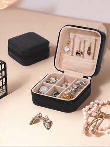 1 pieza Estuche de joyería portátil Pequeñas cajas de joyería para mujeres Organizador de joyas simple para el hogar Organizador de viaje Caja de almacenamiento mini fina para joyas de viaje Estuche con cremallera para pendientes, anillos, collares, pulseras Bolsa de maquillaje portátil Bolsa de cosméticos linda Artículos esenciales de vuelta al colegio Regalos inolvidables para Pascua Regalos para damas de honor y artículos esenciales de verano para viajes Accesorios de viaje