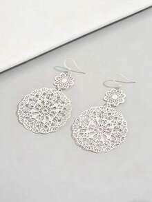 1 Pair Women's Vintage Hollow Floral Pattern Hoop Earrings, Suitable For Daily Wear And Vacation
