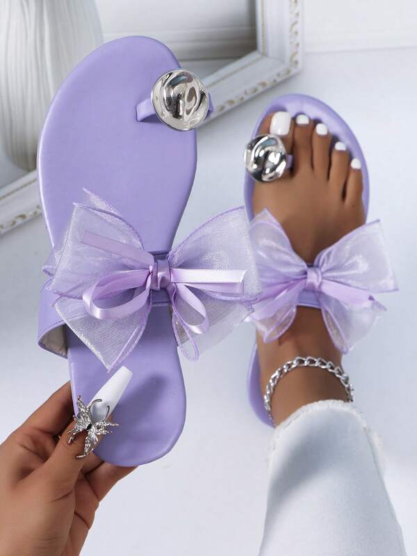 Sandálias femininas de ponta redonda, novas sandálias rasteiras da moda 2025, decoração minimalista em metal, laço preto vazado, chinelos rasteiros versáteis e personalizados, tamanho grande, casuais, respiráveis e confortáveis, essenciais para viagens na praia