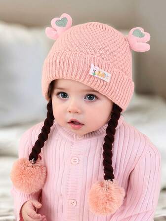 1ชิ้น หมวกเด็กทารกน่ารักลายสตรอว์เบอร์รีพร้อมผมปลอม, ป้องกันหู, ปอมปอม, หมวกถักฤดูหนาวสำหรับเด็กผู้หญิง, กันลม, หนา, สบาย, น่ารัก, อบอุ่น