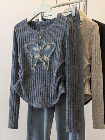 灰色罗纹针织毛衣，蝴蝶贴花和褶饰细节，修身版型