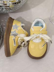 1 par de zapatillas retro clásicas unisex con correa de PU y diseño de , adecuadas para todas las estaciones