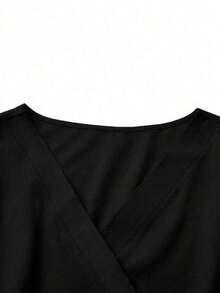 جمبسوت قصيرة كاجوال بياقة على شكل حرف V وجيب قابلة للتعديل في الخصر، بأكمام قصيرة، مناسبة لصالون التجميل ومراكز العناية الصحية والعيادات الطبية والبيطرية، طقم مكون من قطعتين - الأسود - مشاهدة 8