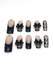 10 أظافر مربعة مصنوعة يدويًا، تتميز بمزيج من الألوان البيج والأسود، بالإضافة إلى فيونكات ثلاثية الأبعاد باللون الأسود والراين. مناسبة للموظفات أو النساء الناضجات، تفوح منها رائحة القدرة والرقي. يحتوي كل طقم على 10 قطع من فن الأظافر، وتتوفر ثلاثة أحجام للاختيار. يتم تضمين مجموعة من الأدوات. إنها خيار مثالي للنساء والفتيات!