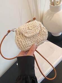 الحقيبة الصغيرة المائلة الجديدة من القطيفة عصرية وبسيطة. الحزام الكتفي غير قابل للتعديل. وهي مناسبة للتسوق والسفر. يمكن أن تستوعب بسهولة الضروريات اليومية. إنها عنصر متعدد الاستخدامات وأحد الموضة المفضلة. إنها مناسبة لمختلف الأنماط والمناسبات وتتمتع بقدرة تكيف قوية على الأنماط.