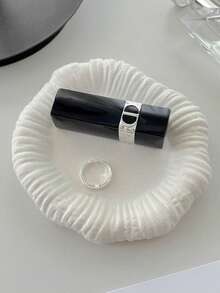 Una bandeja de joyería con forma irregular y floral, hecha a mano de cerámica cocida en horno, disponible en blanco clásico y negro elegante. Diseñada perfectamente para consolas de entrada, organiza tu joyería de manera eficiente mientras sirve como una pieza decorativa artística.